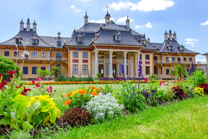 Sommerliche Eindrücke von Schloss Pillnitz mit dem wunderschön blühenden Park in Sachsen, Deutschland.