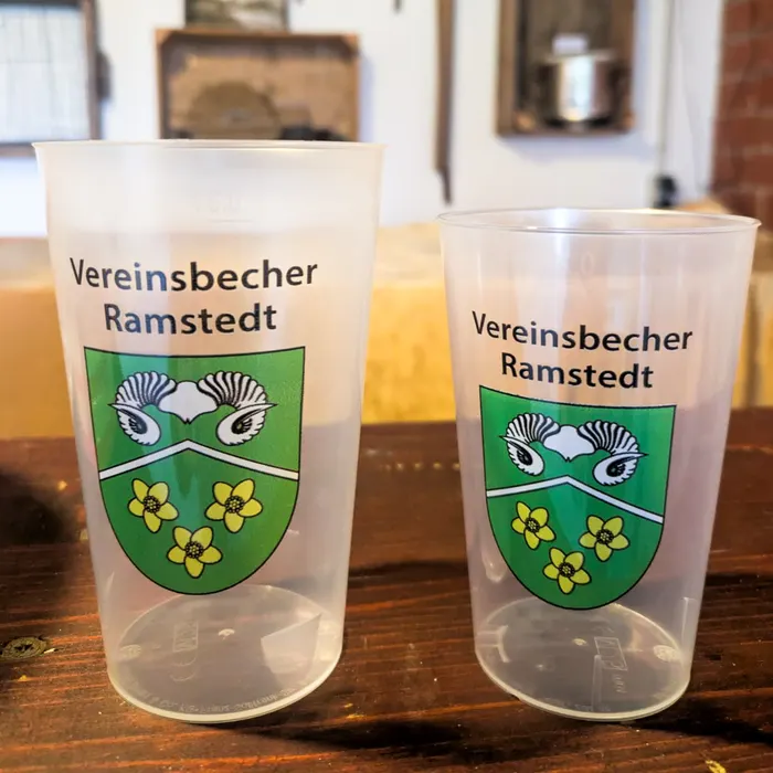 Die Vereine Ramstedt haben sich gemeinsame Becher für ihre Veranstaltungen gewünscht. Darauf zu sehen: Das Wappen von Ramstedt.