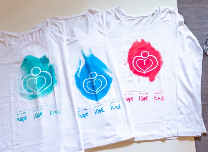 Entstanden sind T-Shirt Designs zu vier Songs von Hannah Trigwell, einer britischen Singer-Songwriterin. Bei ihrem Konzert in Hamburg habe ich ihr bei einem Meet and Greet im Anschluss alle T-Shirts inklusive der Daten in einer personalisierten Geschenkbox überreicht.